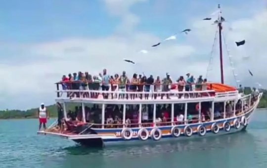 Canoa tomba após colisão com lancha de passeio em Madre de Deus na Bahia