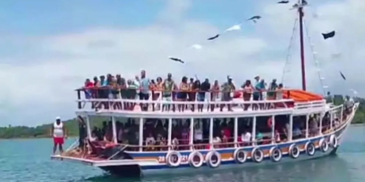 Canoa tomba após colisão com lancha de passeio em Madre de Deus na Bahia
