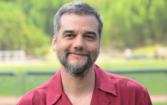 Wagner Moura é recebido com pagodão baiano cantado pelos fãs em festival de cinema: 'O baiano tem o molho'