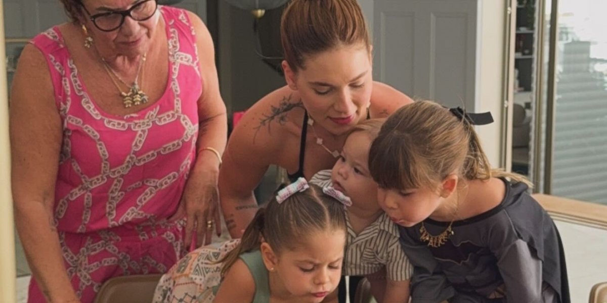 Virgínia Fonseca ao lado da mãe e das filhas mais velhas, Maria Alice e Maria Flor