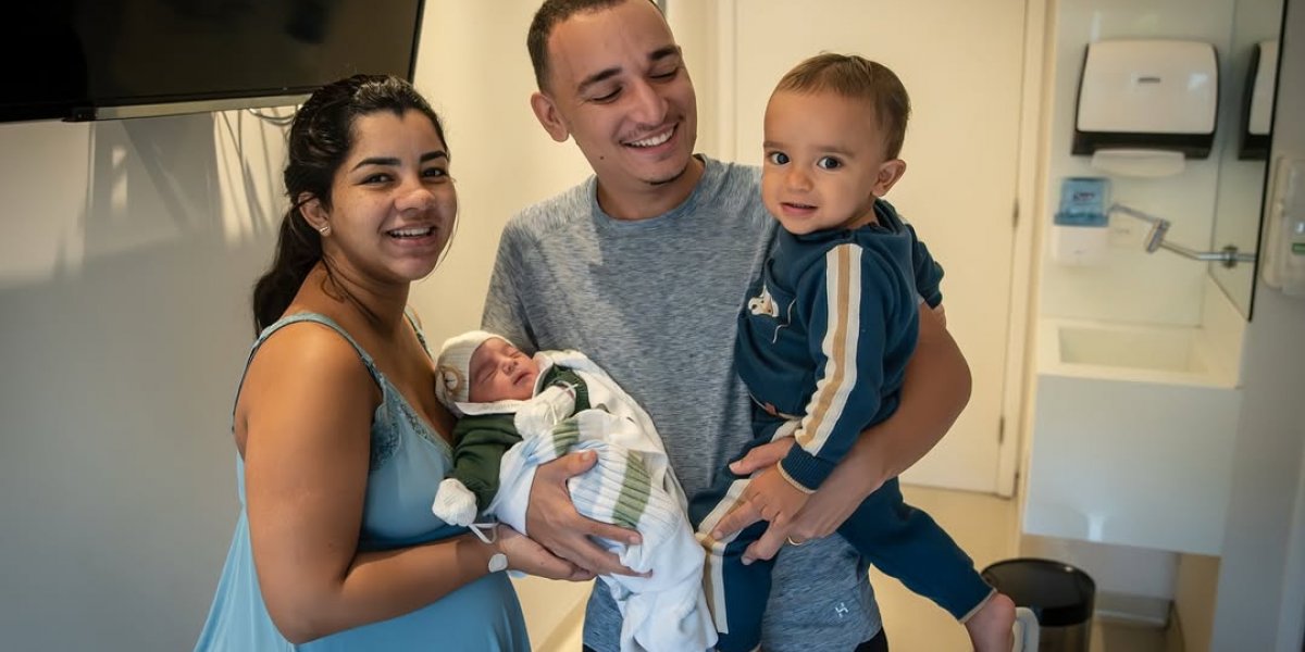 João Gomes ao lado da esposa Ary Mirelle e seus dois filhos, Jorge e o recém-nascido Joaquim