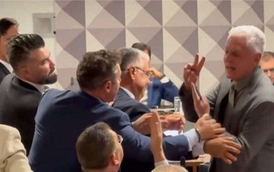 Briga entre bolsonarista e petista interrompe sessão da CPMI do INSS