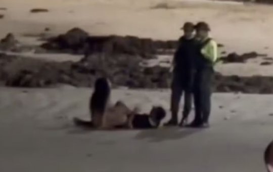 Casal mantém relações sexuais na praia e são interrompidos por PMs