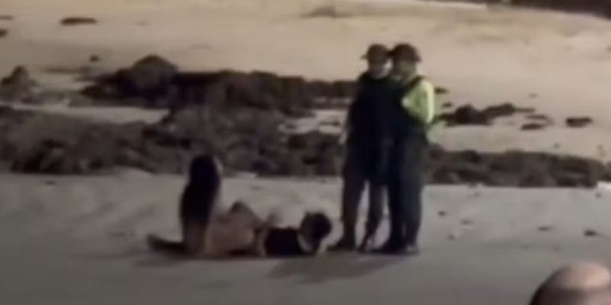 Casal mantém relações sexuais na praia e são interrompidos por PMs