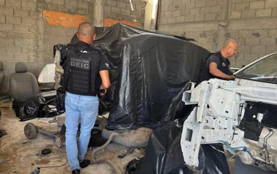 Galpão de desmanche ilegal de veículos é descoberto em Eunápolis