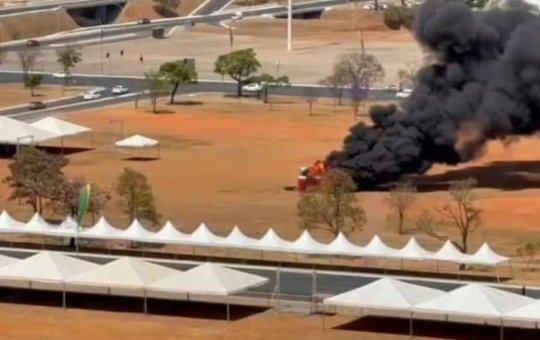 Banheiros químicos pegam fogo e formam coluna de fumaça perto do STF