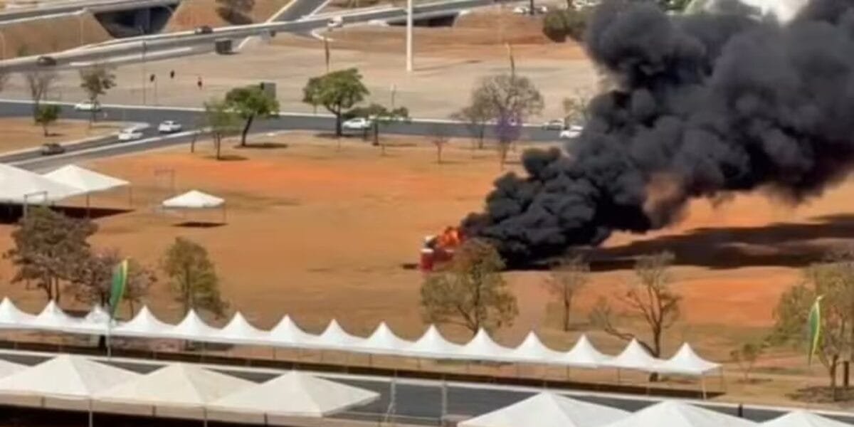 Banheiros químicos pegam fogo e formam coluna de fumaça perto do STF