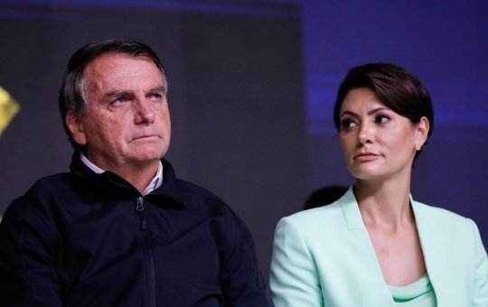 Ex-presidente assiste julgamento com Michelle, mas sem seus filhos por perto
