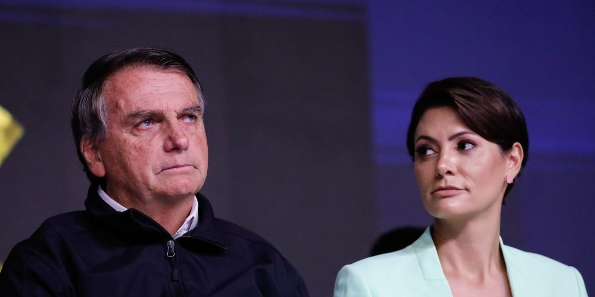 Ex-presidente assiste julgamento com Michelle, mas sem seus filhos por perto