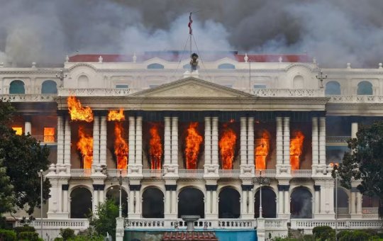 Esposa do ex-primeiro-ministro do Nepal é queimada viva em meio a protestos no país
