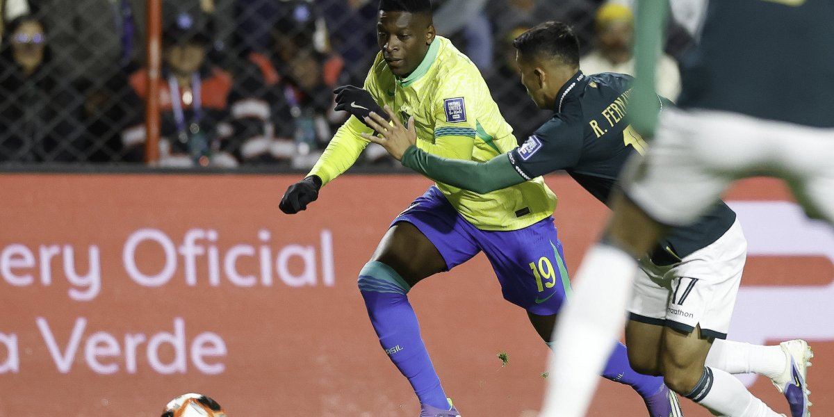 Luiz Henrique disputa a bola com o lateral Roberto Fernández, da Bolívia