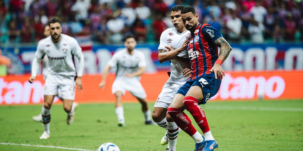 Thiago Silva e William José disputando em um lance