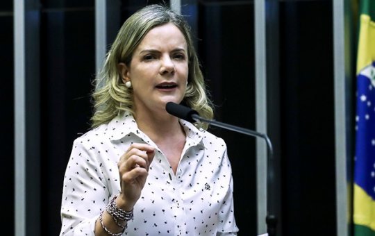 Gleisi Hoffman critica fala dos EUA de 'resolver os problemas no Brasil' com poder militar