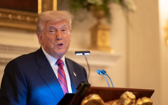 Donald Trump é vaiado e alvo de protestos em restaurante: 'Hitler de nosso tempo'