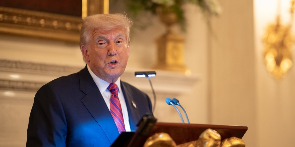 Donald Trump é vaiado e alvo de protestos em restaurante: 'Hitler de nosso tempo'