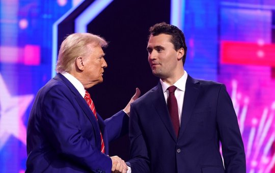 Charlie Kirk, influenciador e aliado de Donald Trump, morre após ser baleado em universidade dos EUA