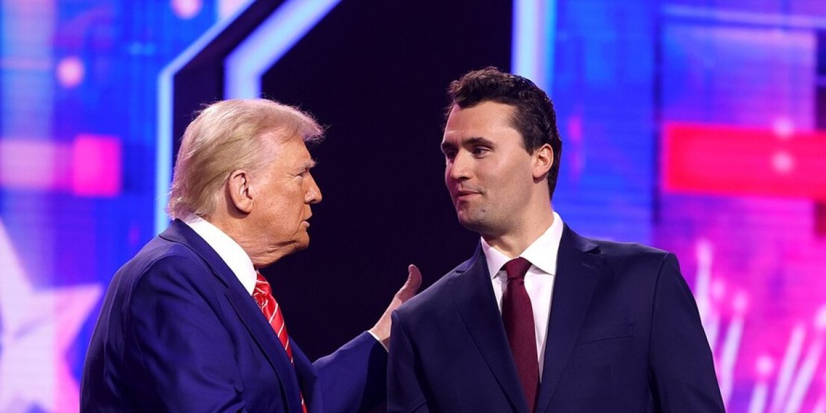 Donald Trump, presidente dos EUA, aperta a mão do influenciador Charlie Kirk