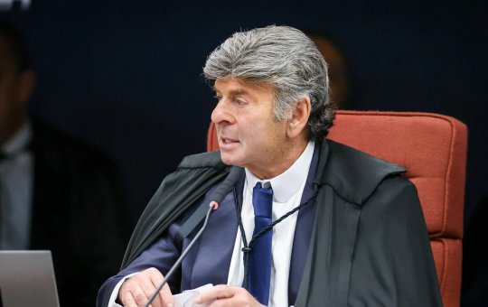 "Fico aqui até a hora que precisar”, diz Luiz Fux após 9 horas de votação