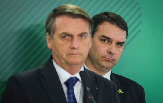 "Querem matar Bolsonaro", afirma Flávio Bolsonaro em postagens nas redes sociais