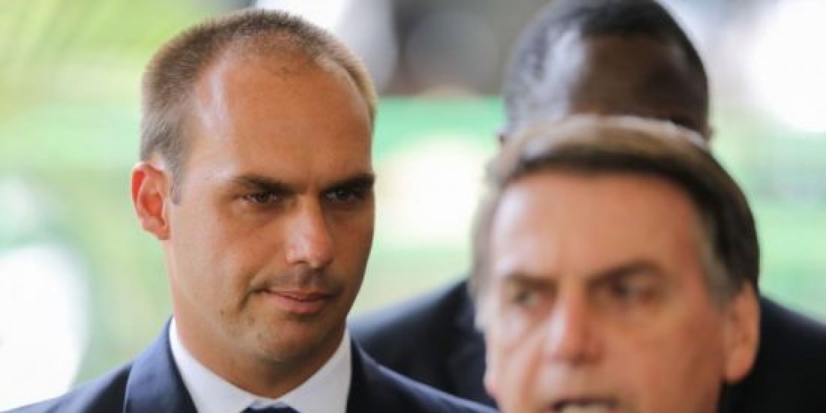 Eduardo Bolsonaro atrás do seu pai, o ex-presidente Jair Bolsonaro