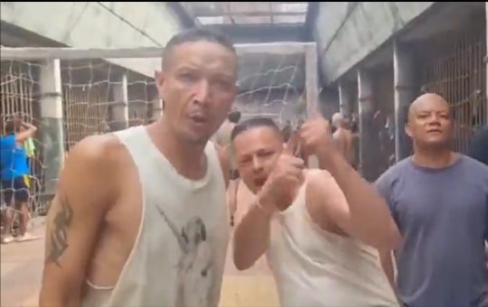 Presidiários ironizam o ex-presidente Jair Bolsonaro: "Estamos só esperando você aqui"