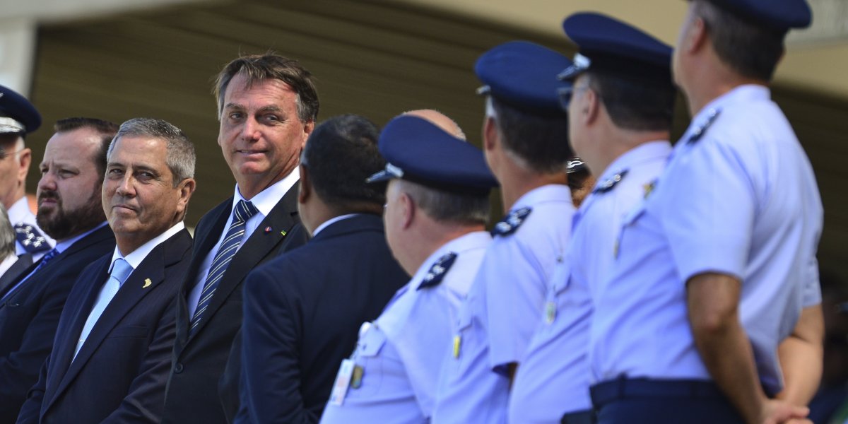 Jair Bolsonaro ao lado do general Walter Braga Netto e outros militares