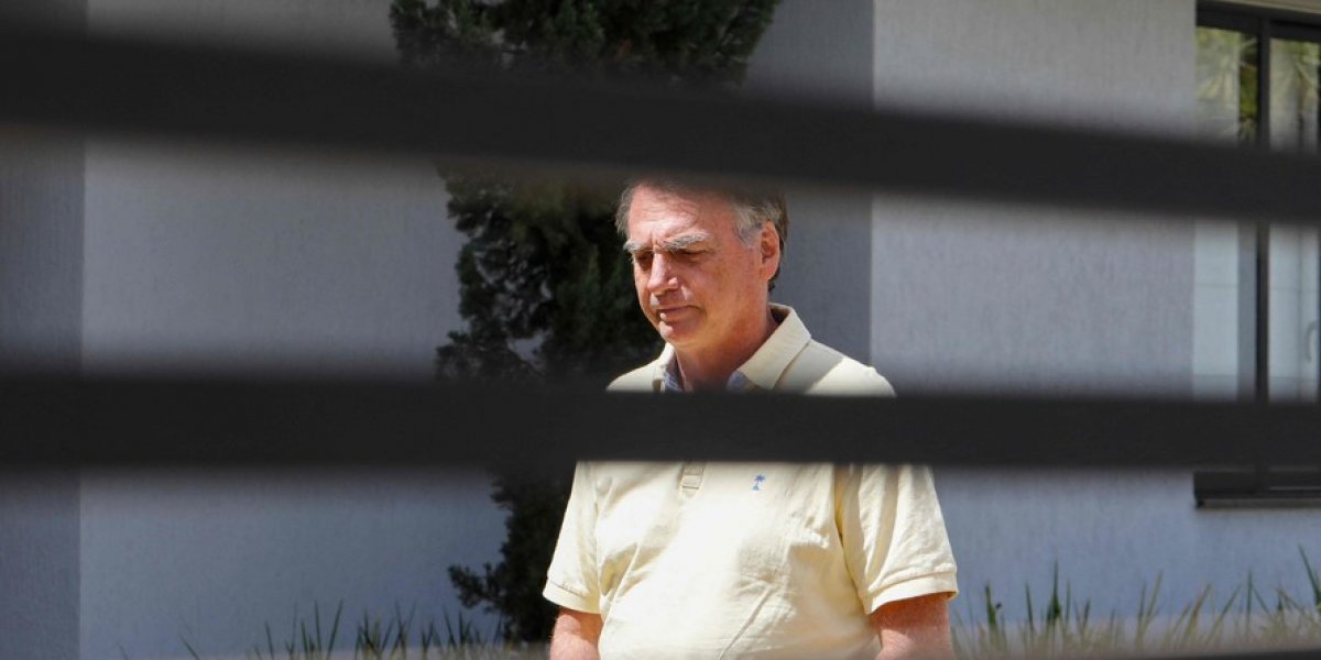 Ex-presidente Jair Bolsonaro em prisão domiciliar, enquanto aguardava o julgamento pela trama golpista