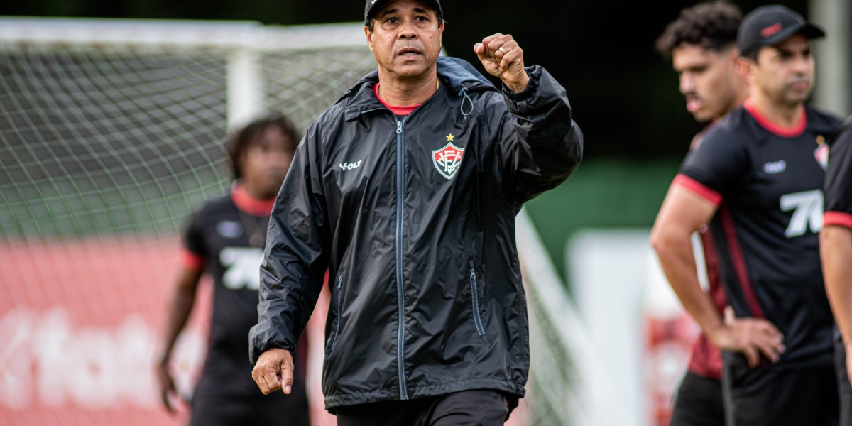 Técnico Rodrigo Chagas comandando treino