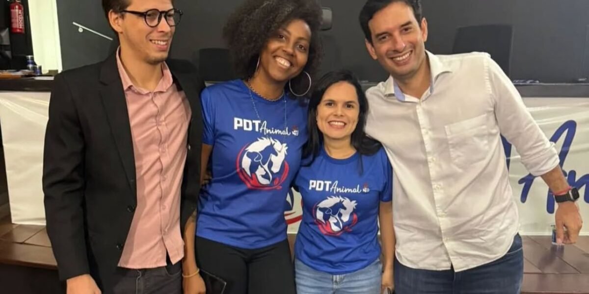 Léo Prates esta à direita da imagem