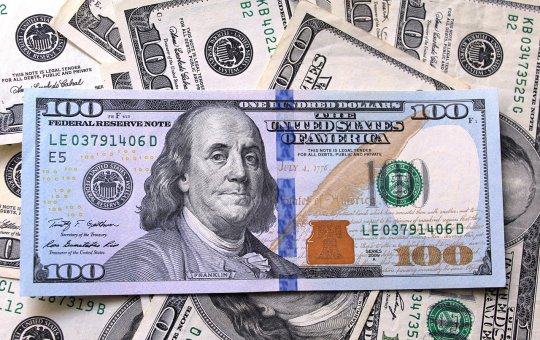 Dólar cai para R$ 5,35, menor valor em mais de um ano, mas Ibovespa recua