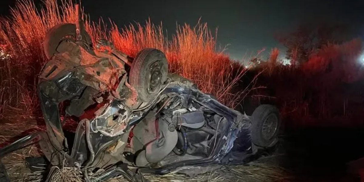 Acidente entre dois carros deixa dois mortos e seis feridos na BR-242