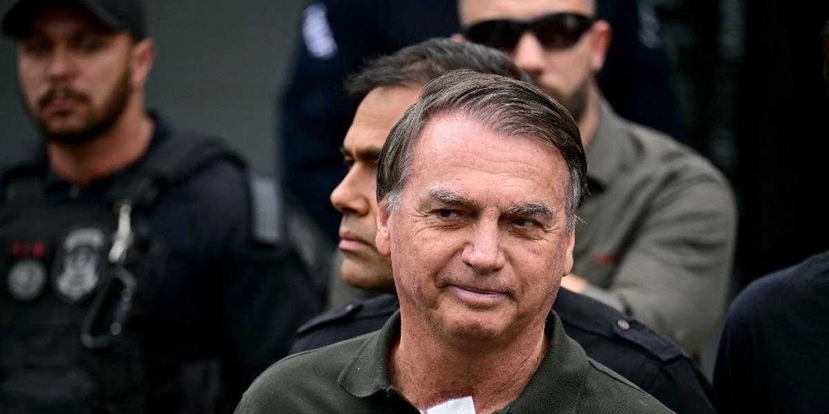 Bolsonaro é recepcionado por apoiadores após deixar o hospital em Brasília