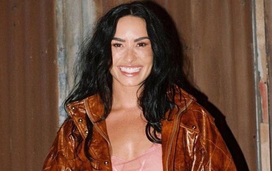 Demi Lovato revela que já cantou para alienígenas após 'fumar muita droga'