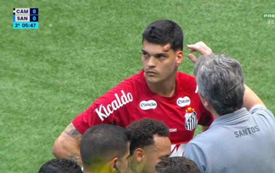 Goleiro do Santos leva joelhada na cabeça e deixa jogo de ambulância