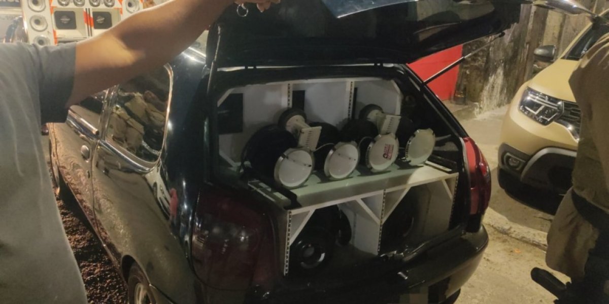 Polícia apreende cinco carros durante operação Paredão III em Sussuarana