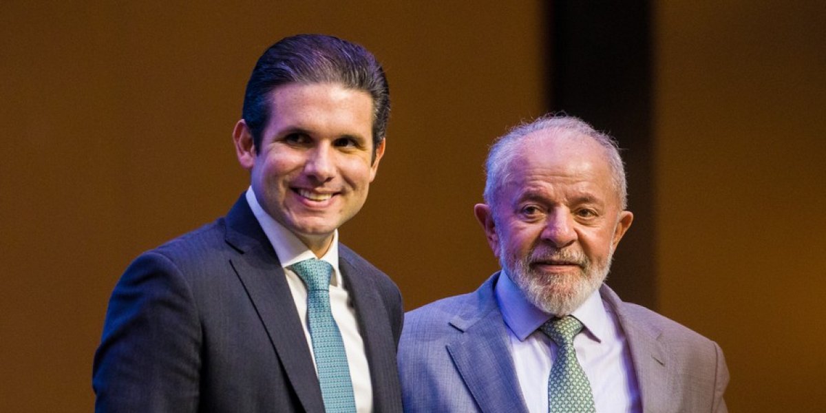 Hugo Motta, presidente da Câmara dos Deputados, ao lado do presidente Luiz Inácio Lula da Silva (PT)