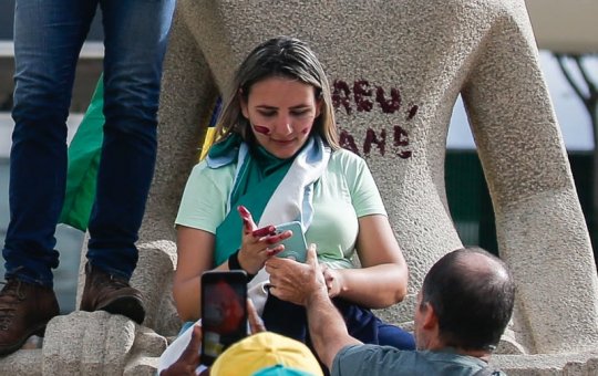 Moraes determina início do cumprimento de pena da mulher que pichou estátua “A Justiça” com batom