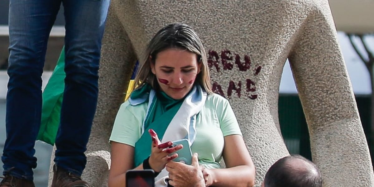 Débora Rodrigues, mulher que pichou a estátua "A Justiça"