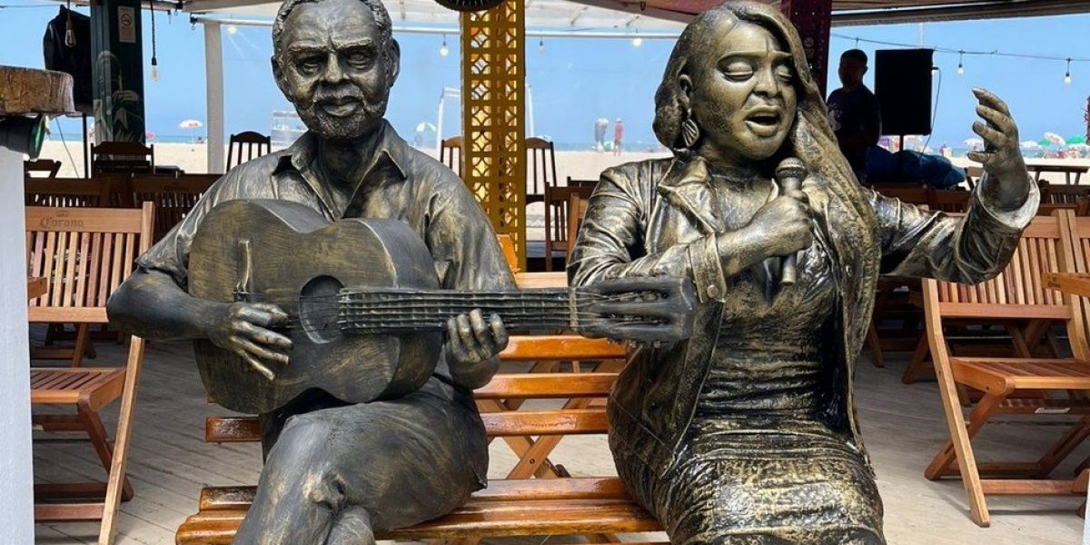 Estátuas de Gilberto Gil e Preta Gil, localizadas na orla de Copacabana