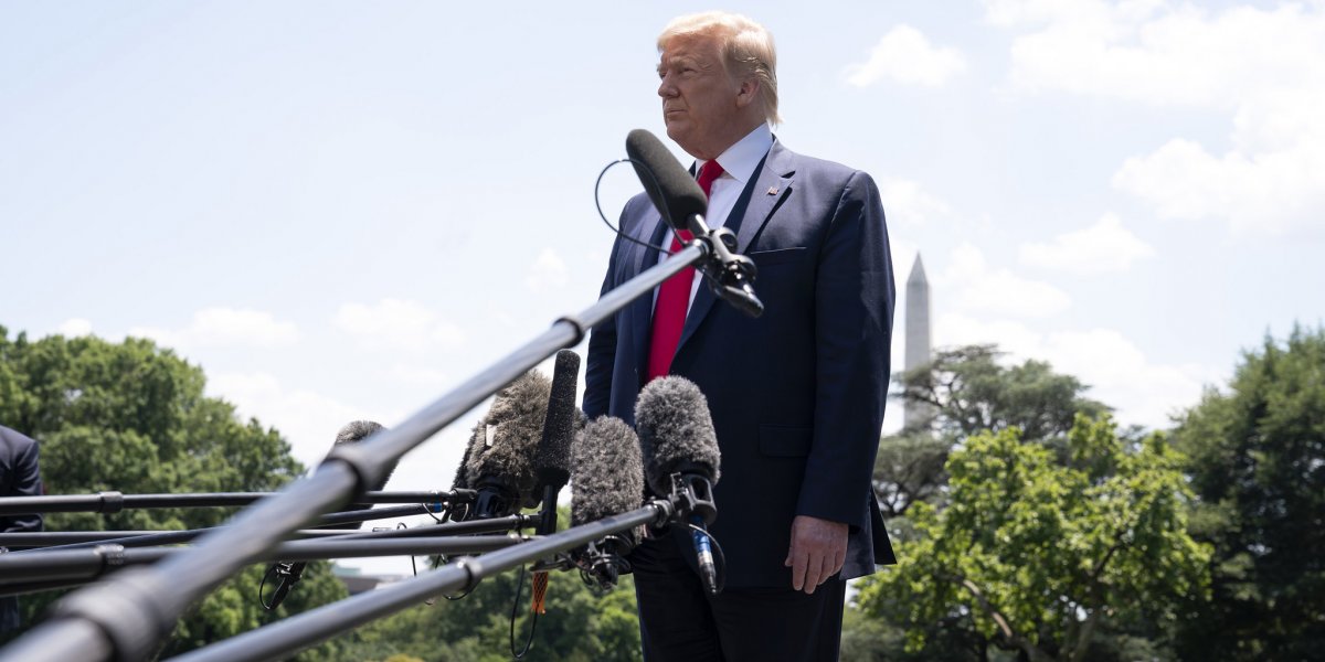 Donald Trump falando com a imprensa