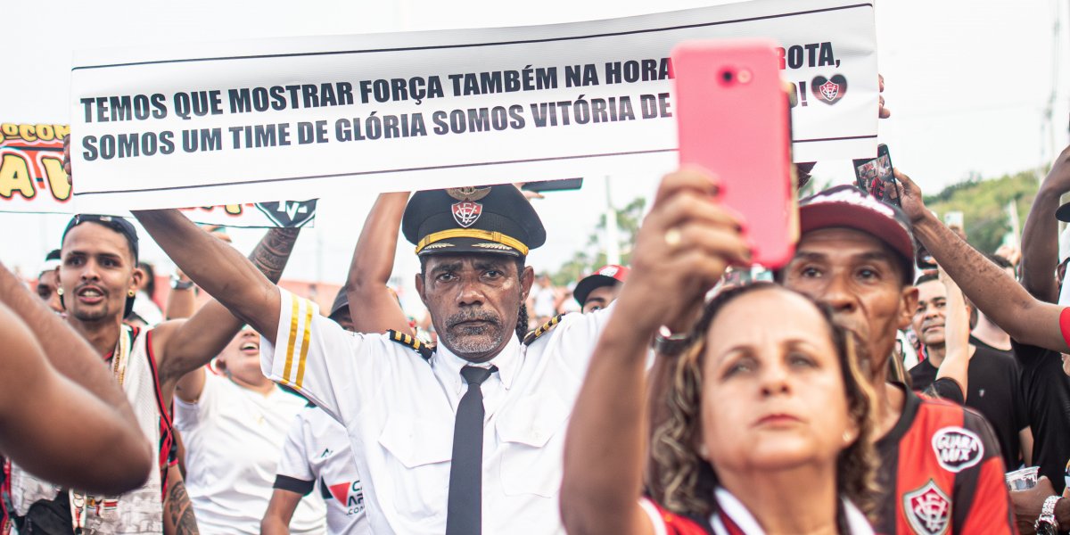 Torcida do Vitória em corredor Rubro-Negro