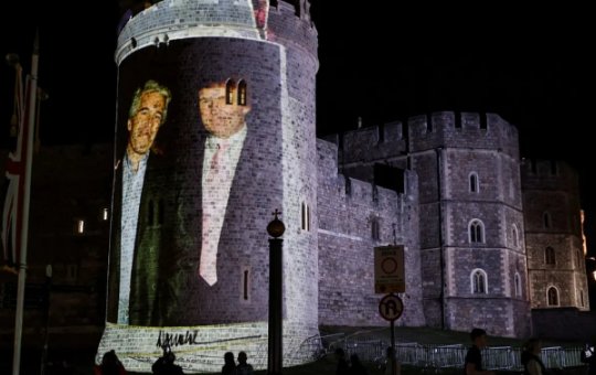 Com Trump visitando o Rei, ativistas projetam foto do americano com Jeffrey Epstein no Castelo de Windsor