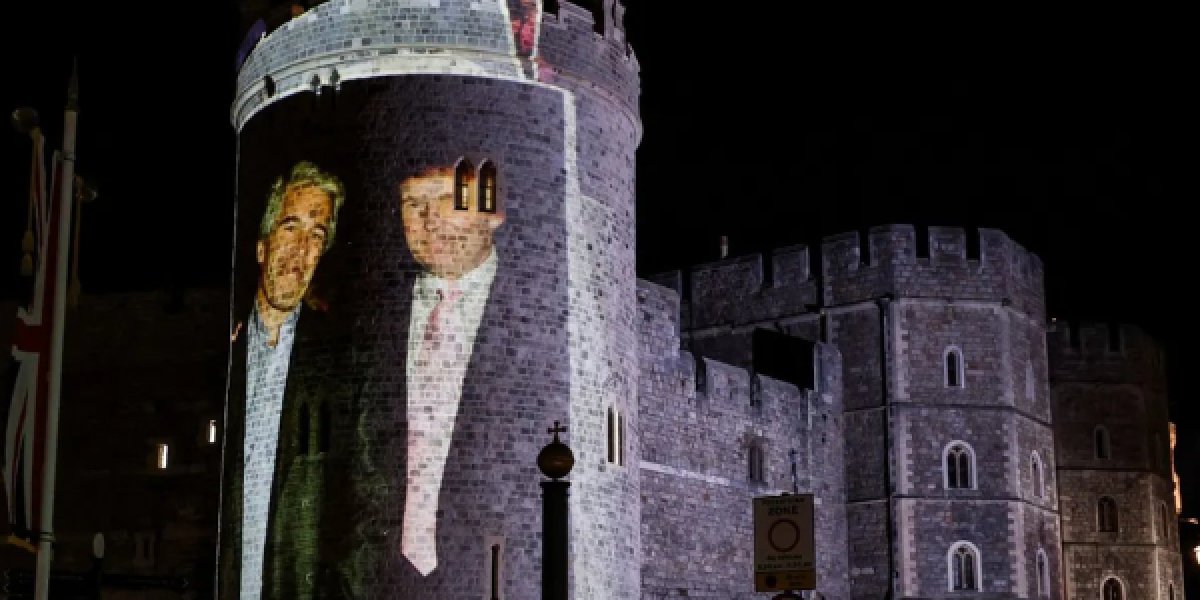 Jeffrey Epstein (esquerda) e Donald Trump (direita) em fotografia no Castelo