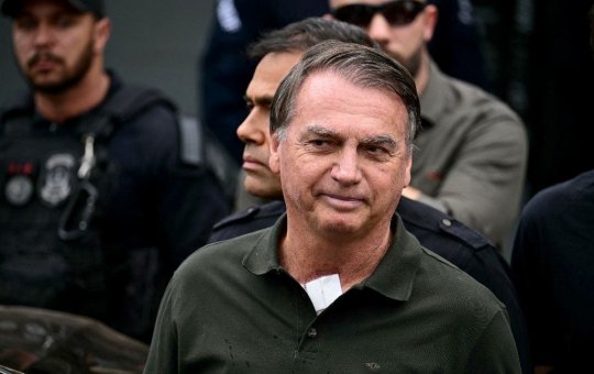 Após internação em Brasília, Bolsonaro recebe alta e volta para prisão domiciliar