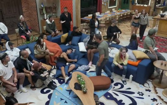 A Fazenda 17: Fabiano se irrita com atraso de Gabily e peões trocam farpas