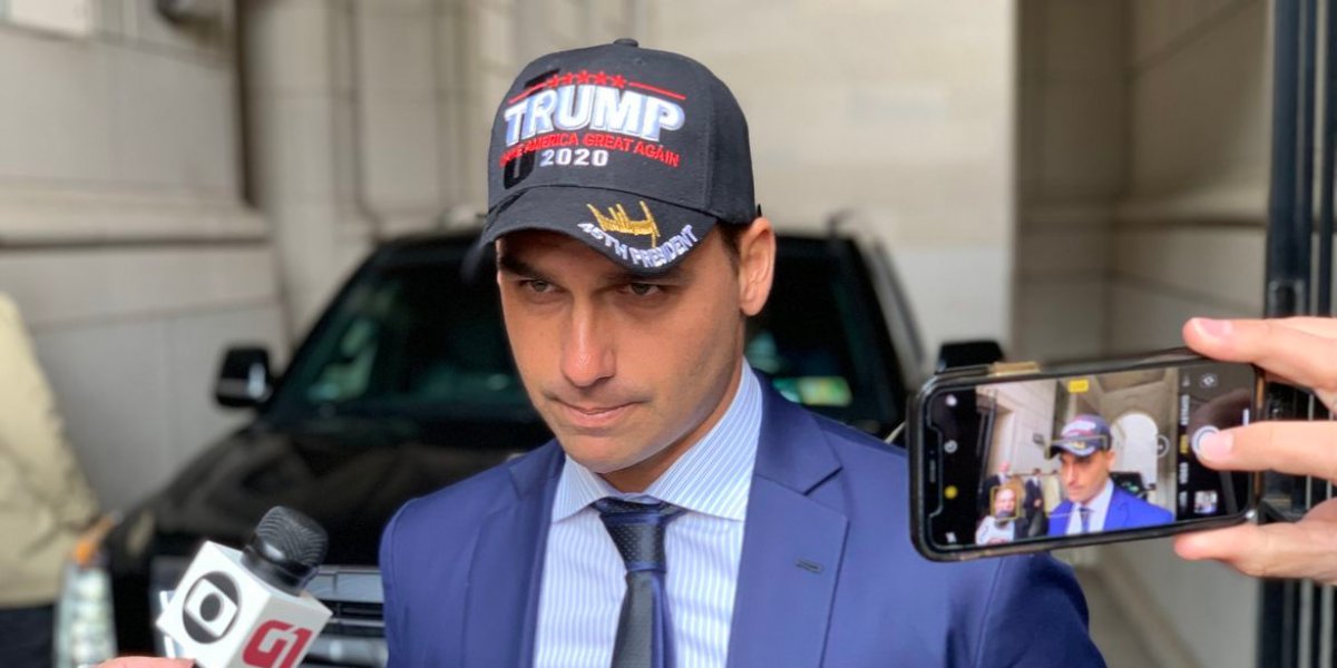 Eduardo Bolsonaro com um boné da campanha eleitoral de Trump em 2020