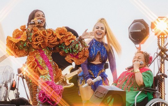 Ao lado de grandes personalidades, Joelma faz show em palco flutuante no festival Amazônia Live