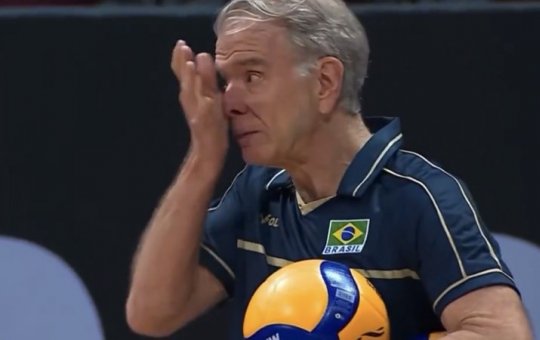 Antes do jogo, Bernadinho vai às lágrimas após saber da morte de sua mãe