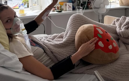 Bella Hadid posta foto hospitalizada por problemas de saúde: ‘Eu amo vocês’