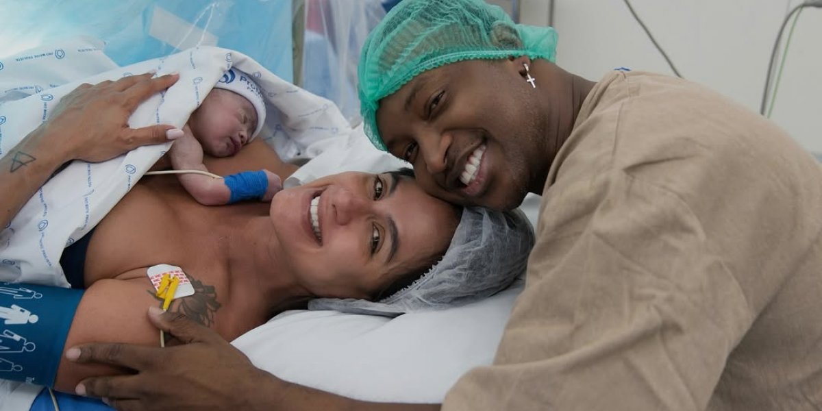 Thiaguinho e Carol Peixinho após o nascimento de Bento, primeiro filho do casal